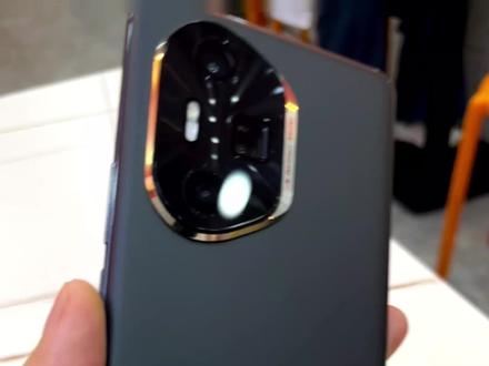 荣耀magicOS9.0.0.175迎来了一次大更新,新增动态图修改路径,新增多张动态图的拼图,新增与iPhone之间的隔空投送互联 ,目前会不会砍影像我不清楚,就拿我的荣耀300ultra来试水#magicos9.0.0.175#荣耀任意门 #荣耀300ultra