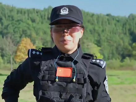 绝技展示!云南女特警10米外手枪开瓶盖!#女特警