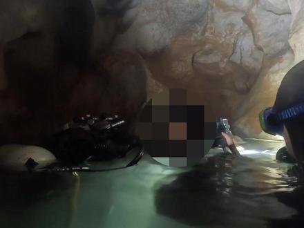 2分钟看完百色公安洞穴潜水救援过程 专业 细心 暖心