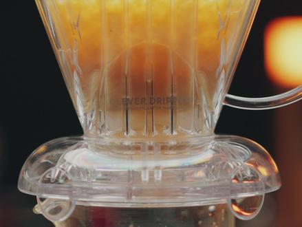 一口封神,这瓶看似白开水的热带风味利口酒真的绝了 📄 实验编号:NO.2025-LIQ-SUPERNOVA
🧪 课题:Tropical Supernova(热带超新星)完整制备与澄清研究
春节来了,本期带来这一款“欺骗性极强”的自制利口酒全流程SOP。从常压提取到意外澄清,我们将展示如何在家用最简单的设备,把一杯五彩斑斓的热带水果酒,变成一杯“纯净水”。
🔬 实验阶段详解 (Process Breakdown):
Phase 1: 常压渗透提取 (Osmotic Extraction)
痛点: 没有真空机。
SOP: 采用 Mason Jar 层叠铺设法。
配方: 凤梨 200g + 金奇异果 150g + 百香果肉 100g + 细砂糖 120g。
机制: 利用糖的高渗透压,在48小时内将果汁完全析出。金奇异果的抗氧化性保证了基底不发黑。
Phase 2: 后置调味改良 (Post-Acidification)
SOP: 糖油过滤后,再加入酸度调节剂。
优势: 避免了腌制时加酸破坏果胶,且可以一边尝一边调,容错率100%。
用量: 柠檬酸5g+苹果酸3g+海盐2g(或直接用30ml柠檬汁替代)。
Phase 3: 酶促自发澄清 (Enzymatic Clarification)
关键现象: 将糖油与金酒混合后,放入冰箱冷藏过夜。
原理: 凤梨蛋白酶在低温与酒精作用下发生絮凝,包裹住杂质。
操作: 使用V60滤纸过滤分层液体。你将得到一瓶光学透明度100%,但风味炸裂的“隐形”利口酒。
📋 最终参数归档:
详情材料用量与SOP见视频最后。
(建议收藏本条笔记,作为家庭澄清鸡尾酒的参考范本)
#调酒 #鸡尾酒教学 #微醺时刻 #鸡尾酒 #调酒日记