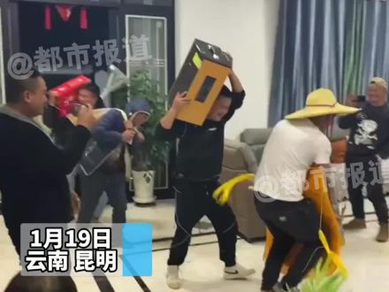 彝族小伙聚会即兴跳舞,浓浓的节日气氛来了! 网友:我也扛个东西能加入吗?#年味 #过年 #跳舞 #彝族