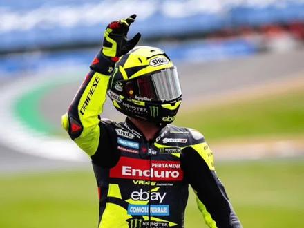法比奥.迪.吉安南托尼奥,一位去年差点失去MotoGP席位的车手,但在2023赛季末他如同打了鸡血一般,表现神勇过关斩将,一举拿下卡塔尔站的分站冠军,很多网友称他“合同战神“、或者“迪迦”!
转眼2024赛季已过半,他的年度成绩排名第8,上一站英国银石赛道,他正赛排名第5,仅次于马克.马奎斯。
或许他的持续进步征服了罗西,近日官方公布“迪迦”与VR46车队续约两年,这下合同又有了,并且车辆还是杜卡迪最新款的GP25,与厂队巴格尼亚、马克.马奎斯同款。
让我们一起期待“合同战神“能越走越远,继续跑出好成绩。 #MotoGP #MotoGPRacing #49号法比奥迪