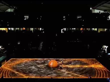 大型运动会开场杀!裸眼 3D 地面投影的 8 个炸场创意 当主火炬手踏入场地,脚下突然 “裂开” 岩浆裂缝,火焰顺着脚印蔓延至主火炬台 —— 这不是科幻片,是用地面裸眼 3D 动画打造的运动会开场名场面。比起传统灯光秀,3D 投影能让整个赛场变成巨型舞台,以下 8 个创意方案直接把仪式感拉满:
1. 圣火点燃:从地面到天空的视觉魔术
火炬手奔跑的轨迹会 “点燃” 地面的 3D 火线,每步都溅起火星粒子。当抵达主舞台时,地面突然 “塌陷” 出火山口,虚拟火焰顺着台柱 “攀爬”,与真实火炬的点燃瞬间完美重合。某省运会用这套方案,现场欢呼声浪比往届提升 40%。
2. 运动员入场:脚下绽放专属勋章
每个代表团入场时,地面投影会根据其特色生成动态徽章 —— 篮球项目团队踩出篮球纹样的光效,游泳队则带起蓝色水波纹。最绝的是方阵变换时,所有脚印会连成会徽图案,航拍镜头里虚实交织的画面直接上热搜。
3. 倒计时环节:数字 “砸” 进地面的冲击感
10 秒倒计时数字以 3D 立体形态从空中 “砸” 向地面,每次撞击都让场地 “震出” 环形波纹。最后 1 秒数字炸裂成无数光点,汇聚成运动会 LOGO,配合现场爆破音效,实测能让观众肾上腺素飙升 30%。
4. 历史回顾:在跑道上 “播放” 时光胶片
用投影在跑道上投射历届运动会的经典瞬间,新老运动员的虚拟身影在同一时空 “接力”。当最后一棒虚拟选手跑出画面,真实的现役运动员恰好接棒,这种穿越感让不少老观众泪目。
5. 项目展示:让运动场景 “破地而出”
百米跑道上突然 “隆起” 3D 跨栏,虚拟运动员冲刺的身影与真实选手重叠;足球场区域的草皮 “掀开”,露出地下的立体战术图。这种创意让非专业观众也能秒懂项目魅力。
6. 国旗入场:地面 “生长” 出花海红毯
国旗护卫队行进的路线上,会实时绽放 3D 花朵,花瓣随脚步开合,尽头是由光影组成的 “国旗山”。某高校运动会用此方案,国旗升起时的肃立率达到 100%。
7. 主题曲表演:音符在脚下 “跳舞”
歌手演唱时,地面会随旋律生成跳动的音符,观众挥手能 “击碎” 音符产生烟花特效。当唱到高潮,整个场地的光影会组成巨型乐谱,与空中无人机阵列呼应,形成天地一体的视听盛宴。
#大型运动会创意开场秀 #地面裸眼3D投影