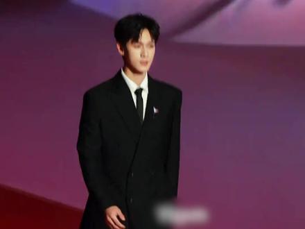 时光雕琢的优雅:李昀锐的沉淀与光芒#李昀锐 #李昀锐星光大赏 #星光大赏 #红毯