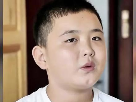 十岁男孩为救白血病,父亲三个月狂吃三十斤肥肉,增重,从六十斤吃到九十六斤。只为让自己的骨髓能救活爸爸的命,她叫路子宽,一个只有十岁的普通男孩。当父亲被查出白血病,全家只有他的骨髓匹配时,医生却说他体重太轻,至少要九十斤才能捐骨髓。可她当时只有六十斤,我要吃胖,就爸爸这个十岁孩子开始了疯狂增肥计划,别人一天吃三顿,他一天硬塞五顿,每顿都要吃下油腻的红烧肉,吃吐擦擦嘴,继续吃流鼻血了,默默擦干净。被同学嘲笑胖的像猪,他全都忍了下来。三个月,他吃下了,全家都吃不完的食物,体重终于达标。手术台上,骨髓穿刺的疼痛让大人都难以忍受,十岁的子宽却一声不吭。当他的骨髓流入父亲体内时,这一天正好是父亲的生日,这是他送给爸爸最珍贵的礼物。从六十斤到九十六斤,它吃下去的不是食物,是对父亲沉甸甸的爱。她让我们看到,爱能让一个孩子一夜长大,也能让生命创造奇迹。致敬这份最纯粹的反哺之爱。#路子宽