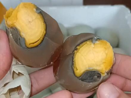 虽然每天破蛋也都卖完了,但是破蛋卖出去真的是亏本的😅做熟开皮蛋也有好多年了,到了夏天就这样,万能的抖音圈啊,谁能告诉我这是么回事呢😂#竹瓦熟开皮蛋#皮蛋姐儿土特产