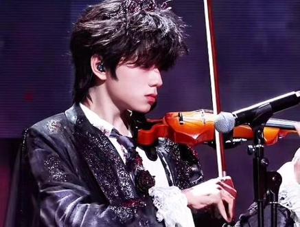 王橹杰拉小提琴🎻#舞台直拍#王橹杰#TF家族荣耀之战