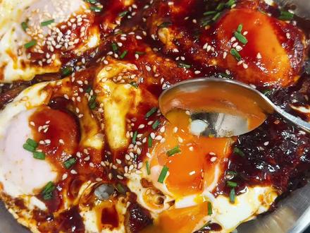 公瑾爆蛋2.0版本来了,你们一定要试试加一勺辣椒油,记得准备多多的米饭#复刻“公瑾爆蛋” #上天入地我最爱吃 #春天吃口新鲜的#美味只需烤一烤 #满级吃商指南