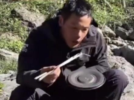 荒野求生一天退赛两人,多位选手吐槽场地物资匮乏,刀疤哥、熊二还先后误食半夏中毒,主办方:山里有拐枣树够吃半年,不知道为什么没有选手发现#荒野求生决赛 #荒野求生决赛一天退赛两人 #荒野求生主办方回应物资匮乏 #刀疤哥 #熊二