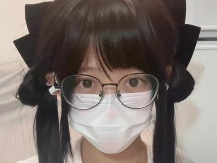 超级顺滑的黑长直!特别简单但是巨萌的发型呀!尾部可以编个辫子这样美观一点,我用大蝴蝶结挡住了所以省略了,宝宝们都去试试!
#编发简单易学 #发型教程 #双马尾 #假发 #萌妹