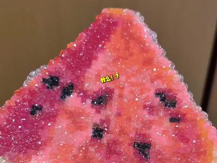 我嘞个豆!拼豆已经进化到冰沙质感了.? 夏天真的好适合这个冰沙质感的玩法啊!所有清凉感图案通通安排上!
玩法原创:@冒泡粥粥
图纸来源:@Miraitowa
#抖音第0届拼豆大赛 #拼个西瓜 #拼豆人无所不能 #拼豆 #拼豆邪修小技巧
