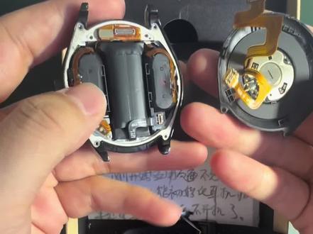 #华为手表watchBuds 换后盖总成
小白也能轻松上手换后盖
这款手表通常故障为不充电,离开充电底座自动关机、充电一直显示0、无振动、无心率、自动关机等
。要注意的是如果提示耳机仓进水就不是后盖问题了。