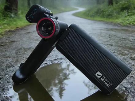 2000元玩林子,怎么选热成像? #热成像 天眼五核战舰DV200,是一款适用于户外夜巡、日常安防,密林、平原、丘陵都适用的全地形热成像,搭载13mm超透镜头,对比同价位10mm镜头热成像,进光量更高69%,三大图像处理器,热源更大更清晰;原厂绿激光,穿透黑夜,支持512×384硬超分,高清夜视1000米。
第一、五核战舰DV200为什么看得更清晰?
①独立X³超分处理器,开机默认512×384硬超分;
②采用战神Ⅲ代五冠探测器,在密林环境中也能精准捕捉细微热源;
③DV200搭载了天眼最新升级的鹰+4.0算法,可以通过AI智能识别标定真热源,排除假目标;
④自行调节适应的AI四季模式,红眼模式热源更凸显,绿眼模式细节更清晰;
⑤独家定制猎鹰二代ASIC图像处理器,进一步提升图像清晰度;
第二、五核战舰DV200搭载的软件有多强?
①内置天眼鹰+4.0算法,智能识别锁定真目标;
②搭载AI四季模式,可根据不同季节和环境自适应;
③超级观鸟模式4.0,突破行业难题,不再受天空效应干扰;
④万元级的无线图传模块,支持同时多台设备无线连接,搭配Shutterless真无档刷新,车寻场景使用画面流畅不卡顿;
第三、为什么选择折叠屏热成像?
①折叠屏热成像安全便携,有效防止屏幕刮伤、压坏,可以装进口袋,也能放进背包;
②360°折叠屏设计,根据使用的场景,自由变换平原、观鸟、车寻以及更多观测形态。
天眼热成像,连续五年,遥遥领先,百万用户的信赖选择!
#天眼热成像 #热成像夜视仪 #热成像仪 #五核战舰DV200 热成像十大品牌 热成像哪个品牌好? 热成像到底怎么选? 哪款热成像性价比高?