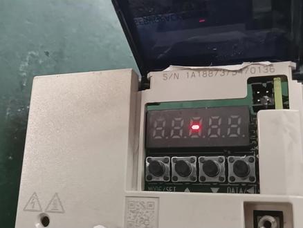 安川7系列驱动器通电一个点,cpu坏了
