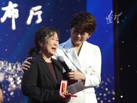 金城龙妈妈用最柔软的声音,戳中心里最痛的地方 #金城龙 #辽宁时代楷模
