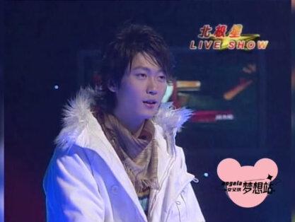 #安又琪 #现场版live #我们的歌也是我们的青春 77小姐姐早期公益舞台现场演唱出道曲《你好!周杰伦》话说早期的琪琪子很可爱呢有没有😂@安又琪 @艺火文化 #音乐分享 #超级女声