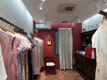 广州5家平价旗袍店超全测评❗️
没地方逛的姐妹有救了!超全平价旗袍店测评来啦!
1️⃣曼一旗袍🌟🌟
1号线体育中心D3口正佳广场M层
💰两百多
款式不是特别多,比较清新日常也有少数丝绒礼服,店内分多种码数s-4xl都有,店面不大2个小试衣间半自助式购买,质量还可以
2️⃣晴园旗袍🌟🌟🌟🌟🌟
6号线东湖定位美山婚礼(试营业要提前预约)
💰100+到2000+
常规旗袍199-299,香云纱或真丝的1k-2k
款式很多很特别,基本都是比较有腔调的样式
这家可以免费改腰/臀他们还在装修隔壁的中式拍照点,7月正式开!
3️⃣左肥肥旗袍🌟🌟🌟🌟🌟
1/2号线公园前I2口惠吉东
💰100+到1000+
非常大!一共三层,每层风格都不太一样,改良旗袍、真丝旗袍、马面裙应有尽有,常规旗袍价格基本都在一百多到两百多,半自助式逛起来很舒服!
4️⃣姿依旗袍🌟🌟
6号线北京路A1口
💰两百多
店面不大普通装修,整体风格偏清新甜美,款式比较普通,老板态度还不错
5️⃣茶茉国风旗袍🌟🌟🌟
6号线黄沙B口永庆坊非遗街区
💰大部分都是99/件
一共三层,款式以浅色清新为主,马面裙、小朋友的旗袍也有,质感一般但买来拍照的话还是不错滴,店家态度也很好!
#广州探店#旗袍 #好物测评 #干货都在这 #旗袍测评