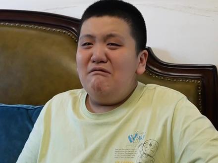 #关爱智障儿童 #支持抖音传播正能量 #传递正能量 #关爱自闭症孩子 嘉嘉今天看花园宝宝哭鼻子,妈妈和翔翔安抚弟弟#来自星星的孩子 @自闭症单亲妈妈娜娜(翔翔和嘉嘉)