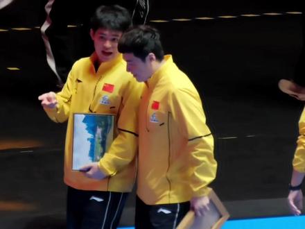 慌乱中拍下的有爱一幕
哥俩好呀#林诗栋 #梁靖崑 #亚洲杯