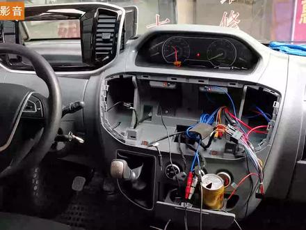 大通V80商务车加装大屏导航机和低音炮流程