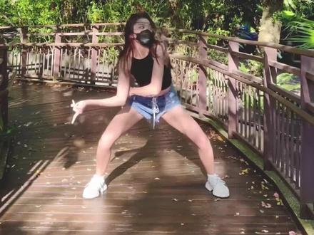 來動物園拍Money❣️❣️
#户外舞蹈 #翻跳 #bettychi #lisamoney