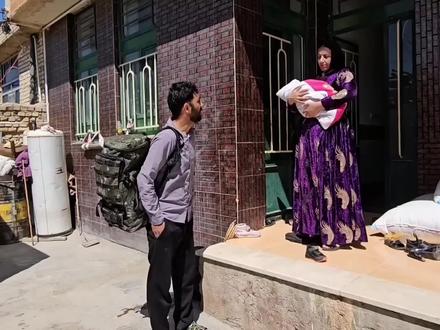 哈桑在城市里流浪:急需钱来拯救阿克拉姆!