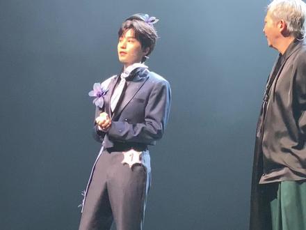 #话剧 #趁世界还年青 #王俊凯
12.9话剧首场谢幕小凯发言,王俊凯超级棒,整场台词清晰,感情饱满,一人饰演三角,每个角色都有特色高光点,太会演了,超级灵动,非常开心可以来看话剧演员王俊凯的首场,非常感谢饶晓志导演的精彩剧情,感谢王俊凯给我们带来了一场酣畅淋漓的话剧体验,谢谢托马斯