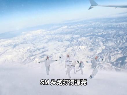 拉椅子新单:隔壁皇太子要急哭了 SM 头炮打得漂亮!低成本高呈现,凭视觉就能算六代领先。拉椅子新曲《All of you》MV 发布。听感舒适悦耳,成员唱腔搭配也很帅很适配,重点要夸的就是视觉。把滑雪一个很简单的主线拍的非常有趣,很像 119 轻量化版本。其实 119 因为动漫感,宿命感和厚重的抒情与拉椅子本身的主体主线概念是不适配的,有点过于矫情和做作的扭捏,也有可能是因为成员当时刚出道对演戏更青涩,整体是一股子欧巴路线,不过也成就了拉椅子的大爆。可这首《所有人》则完全是少年路线,恍惚间甚至看到 NCT 的样子,难得的是他结合了拉椅子少年气与抒情。男团做一些细腻情感本身就局限很大,在这支 MV 里你能感受到自然又不劣质。隔壁公司的皇太子还在雪地里唱 rap,拉椅子不仅没有套个复古滤镜或者 dv 画质敷衍氛围感,反而是直接用大量的碎镜头和字体把少年感氛围感拉满,隔壁皇太子看到都要急哭了。成员单独镜头是各自穿着不同颜色的滑雪服,在一起的时候穿的又是白色纯色滑雪服,MV后半段大家一起用五颜六色的颜料打闹着互相沾到衣服上,不同颜色的衣服代表了成员都有着自己的个性和特点,当他们待在一起时,他们既不会丢掉身上的个性特点,又会彼此互补和包容,点题所有人一起这种号召感觉的概念,是不是一下子想到了119的呼喊,impossible的导入,fly up的旋律,没错就是这种呼唤般的号召。很灵巧的就把颜色的概念偷了过来内化,听到这里的给我把隔壁皇太子要急哭了打出来!直接把人家团名内涵薅过来用了。明摆着是直接和大黑宣战的节奏,李陈株算是打了很漂亮的翻身仗,自去年椅子稍显颓势之后,今年开年光一首单曲就四两拨千斤巧劲十足,团队感,齐心协力冲的感觉,少年氛围感,什么都来了!开始期待拉椅子后续了 #riize #拉椅子 #kpop #sm #男团