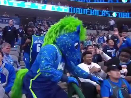 强行为敌人换上友军衣服!独行侠吉祥物现场成为推销员#nba #恶搞
