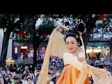 当电影走进现实……长安城双舞绽放绮丽多姿,李白吟诗妙趣横生笑语盈盈~#大唐不夜城 #长安三万里 #李白 #柘枝舞 #胡旋舞