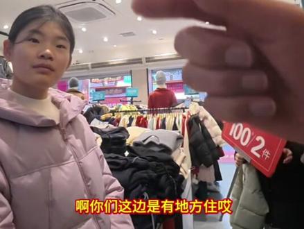 今天的公益跟进:小翠工作落实啦,工资也追回了!
今天主要忙两件事,一是帮小翠落实工作,二是帮她讨要被拖欠的工资,跟大家好好说说进展~
大概一周前,小翠在酒店做兼职,放在柜子里的包包丢了,里面有身份证和手机充电器。这孩子太单纯,东西丢了也没找酒店调监控求助,后续找工作也受了影响。所以我先带她补了身份证,又一并办了健康证,这样她找工作时,老板也能少点顾虑,入职更顺利。
之后就带她去旁边的服装店落实工作,店长让她先试岗,双方都满意就能正式上班,还能住员工宿舍,特别方便。其实这两天好多网友都关心小翠,主动给她提供工作机会,真的特别感谢大家!但我不想让她走太远,就在我面馆旁边上班,我平时也能多照看着,放心些。
工作敲定后,我就带着小翠去江宁景枫中心讨工资。之前第一条发小翠的抖音火了,不仅引来了景枫中心的关注,江宁区相关部门也特别重视,一直帮忙协调。不过到了现场才发现,小翠说的工作地址和实际地址对不上,后来开发区民警也赶来了,可能是小翠记错地方了,当天讨薪的事没什么转机,我们就先回来了。临走时民警特意说,有任何线索让我们第一时间联系他,特别负责。
回到店里后,民警和江宁相关部门还一直打电话来关心情况,没闲着。我也联系了老家阜阳临泉的相关部门,他们晚上十点多还在帮我找另一位知情者,慢慢梳理出了些突破点,明天会继续跟进这件事。
回程去宾馆的路上,小翠特别开心,跟我聊起她以前找过的工作,五花八门的,阅历比我还丰富呢!说着说着就忍不住跑起来、蹦蹦跳跳的,那一刻我突然想起我女儿——我要是一段时间不回家,一进门她就会围着我转,也是这样蹦蹦跳跳,还吵着让我举高高,特别治愈。
最后跟大家说个好消息!在南京高新园派出所和开发区派出所的努力下,小翠被拖欠的4000元工资已经成功追回啦!
今天真的特别感谢江宁的相关部门,感谢江宁公安,还有老家临泉的工作人员,晚上十点多还在帮忙对接;也谢谢一直关心小翠的网友们,有你们的支持,事情推进得更顺利了。明天我会继续跟进后续事宜,有新进展再跟大家说~#流浪女孩后续来了 #救助流浪者 #传递温暖 #面馆老板王德生 #博爱南京