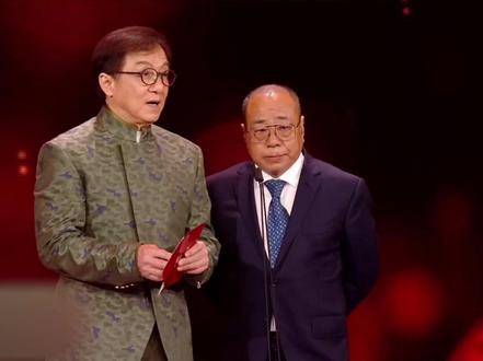 颁奖现场回顾:成龙、尹力开奖,徐克、陈凯歌、林超贤凭借电影《长津湖》获得第35届中国电影金鸡奖最佳导演。#金鸡奖#最佳导演#成龙#徐克#艺苑百花