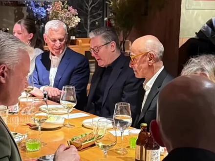 英国首相斯塔默及其团队吃饭,坚持全用筷子,娴熟无比#吃瓜群众 #创作者中心 #创作灵感#斯塔默 #筷子