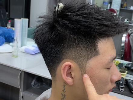 给大家分享下我现场做顾客,侧面立体渐变快速修剪步骤。