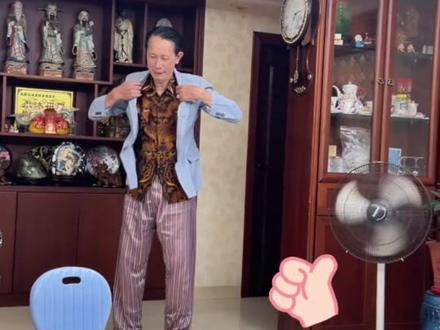 “给阿嫲的情书”后劲十足 重温影片,想起番畔亲戚寄回的布料,爸妈穿上当年嫁衣,一家人暖意融融。#给阿嫲的情书 #温馨又搞笑的家庭日常 #正能量家庭故事