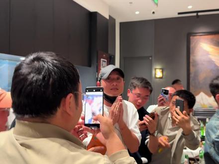 文章在上海开的第一家西安小吃:八号院儿,今天周五偶然看到视频推送,就在家附近 去转转吧,结果吃到一半文章出来致谢,没啥架子,很温和的人。