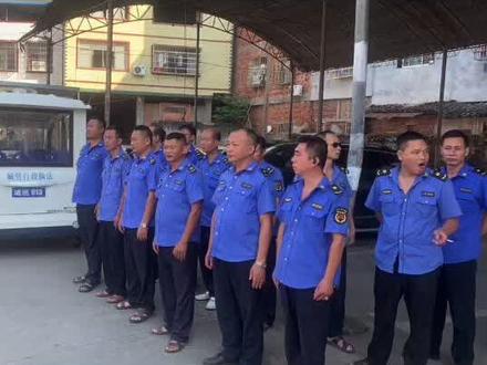 城管执法大队整治乱停乱摆摩托车