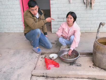 小勇脾气爆发了,开始对小凤反驳了,两人打起来