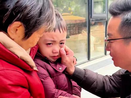 皓皓想妈妈了 容容最近去了云南和弟弟弟媳和她妈妈在一起,云南天气好,和家人在一起也适合调养身体。皓皓想妈妈了,今天都哭了,希望容容身体能早日康复,早点回来,我们一家人都很想她!最近很多利用我们的视频AI生成视频发布,甚至带货,说容容已经回来了,还说我和容容离婚了,大家千万不要相信,不要上当受骗!#vlog日常 #原创视频