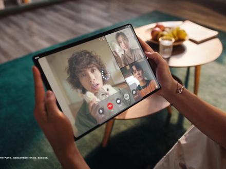 Wi-Fi 7时代来临,#华为路由 BE3 Pro发布。四核Wi-Fi 7技术,5秒一部高清电影。即刻开启疾速上网体验。