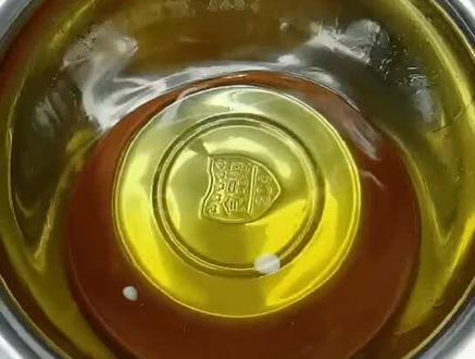 厨房脏油变新油这么简单,按照这个方法操作都能搞定就跟新油一样 #脏油变清油 #脏油怎么变清油