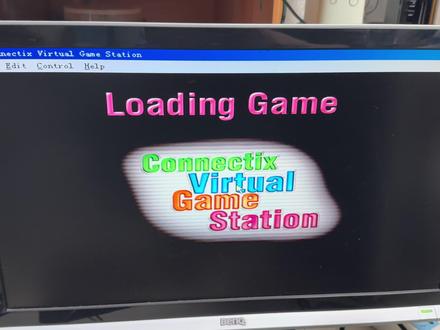 20250505-2025年的Win98,VGS和Bleem 本期节目特别感谢闲鱼id:奔腾酷睿noex
2025年了,我居然装了一台Windows98电脑
走的旁门左道,E6500+G41主板+xintaiGhost版win98
显卡是ati的x300,声卡是乌龟海岸8830,网卡是8139
理论上正统Windows98只支持到915主板(可能有错,非专业人士,印象中这么记得)
纯粹就是为了Bleem和VGS这两款PS1的模拟器
两个传奇的模拟器,有机会从我的视角单独做视频。
VGS原版只能在windows9X上运行,但它有xp的补丁,因此对后继的windows nt内核是可以支持的,只是你得接受一些问题,他的3D模拟效果=ps1实体机器,没有任何加强。
bleem!就不行了,我确实在外网看到过bleem运行在windows10平台上的视频,但是视频博主没有放出任何补丁和说明。我尝试过虚拟机,bleem就是启动不起来,而且虚拟机Windows98平台都不支持3D加速(不知有无旁门左道)。bleem!是支持3D加速的,如果你有3d加速显卡,效果比ps1实体机上面效果好n倍。
这个机器我后期会配一个4:3的显示器,作为ps1及以下机器的模拟专用机。怀旧用。
如果你cpu是i9等顶级cpu或amd的zen4代以上16核+高频cpu,还可以尝试dosbox-x、PCEM17等类似虚拟机,我用我最高的cpu
尝试过3700x尝试过,模拟Windows98+Voodoo3显卡,运行vgs玩2D游戏都有卡顿……