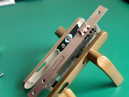 拆卸安装锁芯视频全铜偏心锁芯铝合金门锁断桥门防盗门户进门卧室门塑钢门锁芯锁头换锁芯教程#门锁 #锁芯 #五金锁具 #换锁 #锁芯坏了门打不开怎么办