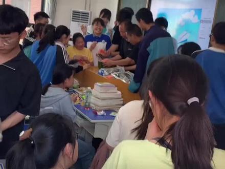 高考倒计时2天,渑池高中高三学生今天离校。班主任马老师率全班同学举行欢送仪式。祝愿所有考生旗开得胜,金榜题名