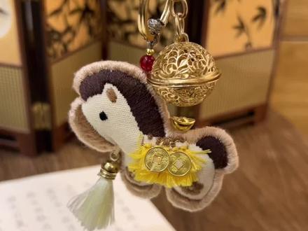 亲手编进去的偏爱与惦记是再多金银都买不来的浪漫~#手工diy #刺绣小马挂件#是时候安排一下了 #玩个很新的东西