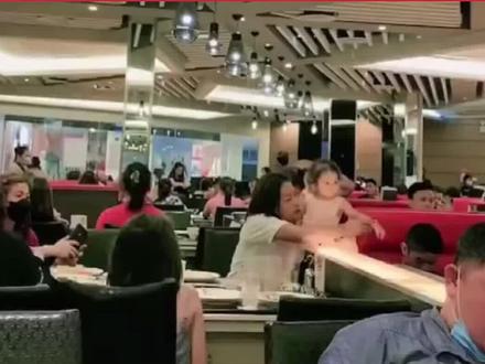她好像知道自己很漂亮!#可爱 #娱乐评论大赏