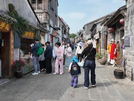 带娃游深圳 | 大鹏所城,我心中的古城封神地 🅿️停车:导航直接搜「大鹏所城P4地面停车场」,车位相对充足。
- 停好车后,步行约5分钟即可从东门进入古城,非常方便。
- 收费:约10元/小时,50元封顶。
🏯 鹏程饭馆(大鹏所城店)营业时间
日常营业时间:
- 周一至周五:11:00–14:30,17:30–21:30
- 周六至周日:11:00–15:00,17:30–21:30
(下午有休息时段,别跑空哦)
🏮春节(2026年)营业时间:
- 除夕(2月16日):10:00–17:00
- 初一至初三(2月17日–19日):11:00–20:00
- 初四至初六(2月20日–22日):10:00–22:30
📍 地址:大鹏所城东城巷21号(东门城楼内)
🏯振威将军第(赖恩爵振威将军第)的开放时间如下:
- 开放时间:周二至周日 9:00–17:00
- 闭馆时间:周一闭馆(法定节假日等特殊情况除外)
- 门票:免费开放,无需预约
⚠️ 注意:16:30 后一般停止入馆,建议安排好时间,避免错过参观。
#大鹏古城 #大鹏古城攻略 #将军宴 #深圳古城 #深圳亲子游