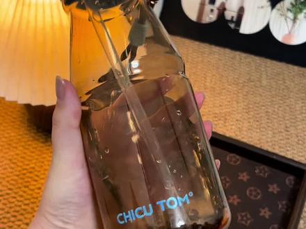 谁懂吸管杯装热水和气泡水就会喷的痛!#奇古堂 这个隐藏吸管口的设计就很贴心,怎么摇晃都不会喷!而且颜值也特高!趁现在活动划算闭眼冲!#奇古堂水杯 #水杯