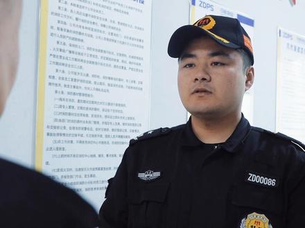 保安上班期间偷偷干私活,被队长发现辞退了,队长是不是太不近人情了?#保安 #上班干私活 #保安日常 #一定一定要看完