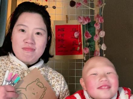 挑战做20个马年手工-11马年摇摇乐
今天和小米用卡纸和塑料片做了马年摇摇乐,过年摇一摇,烦恼消一消。过程简单治愈,锻炼手眼协调,增强专注力。带娃行动起来,亲手准备过年仪式感。
今日感悟:养育孩子过程中出现问题,你是和问题站在一起打败孩子,还是和孩子一起打败问题?#马年手工 #春节带娃 #新年氛围感满满 #年味拯救计划 #亲子互动 @抖音创作小助手